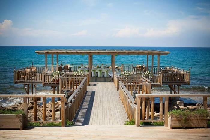 Zambak Holiday Village & Restaurant Superb Seafront Location ! Agios Georgios  Экстерьер фото